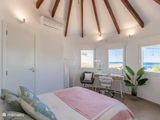 Slaapkamer op de tweede verdieping met een badkamer aan de eigen kant